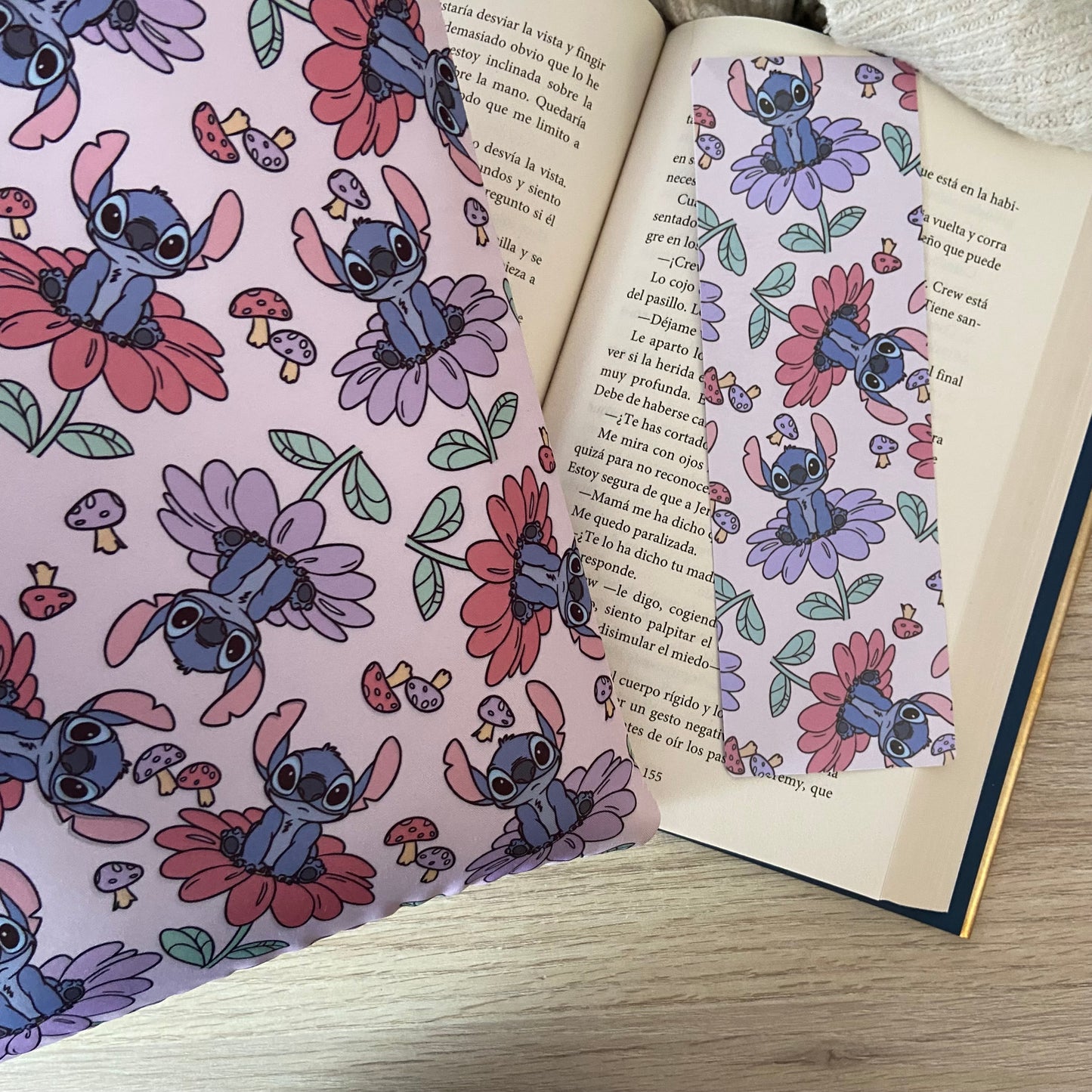 Funda literaria Stitch primaveral
