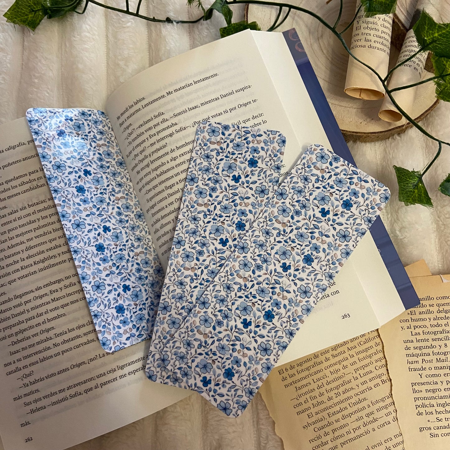Marcapáginas flores en azul