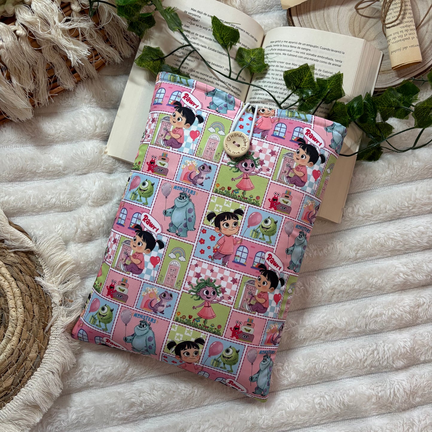 Funda literaria collage Monstruos S.A