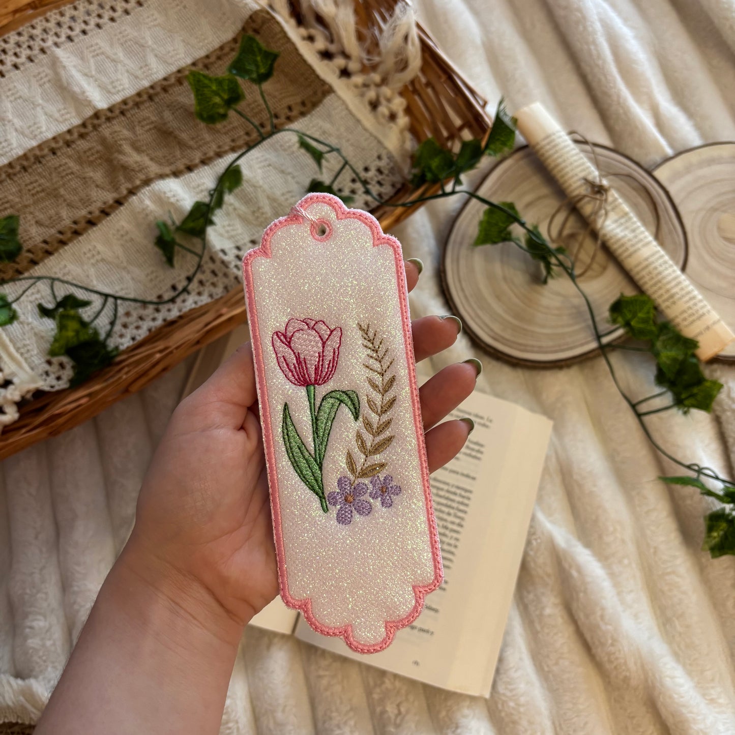 Marcapáginas bordado tulipán