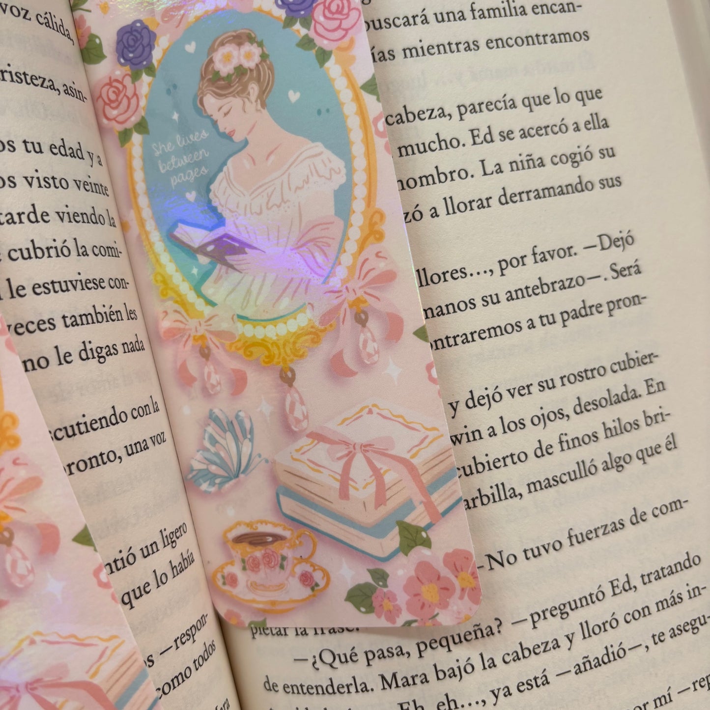 Marcapáginas She lives between pages holográfico