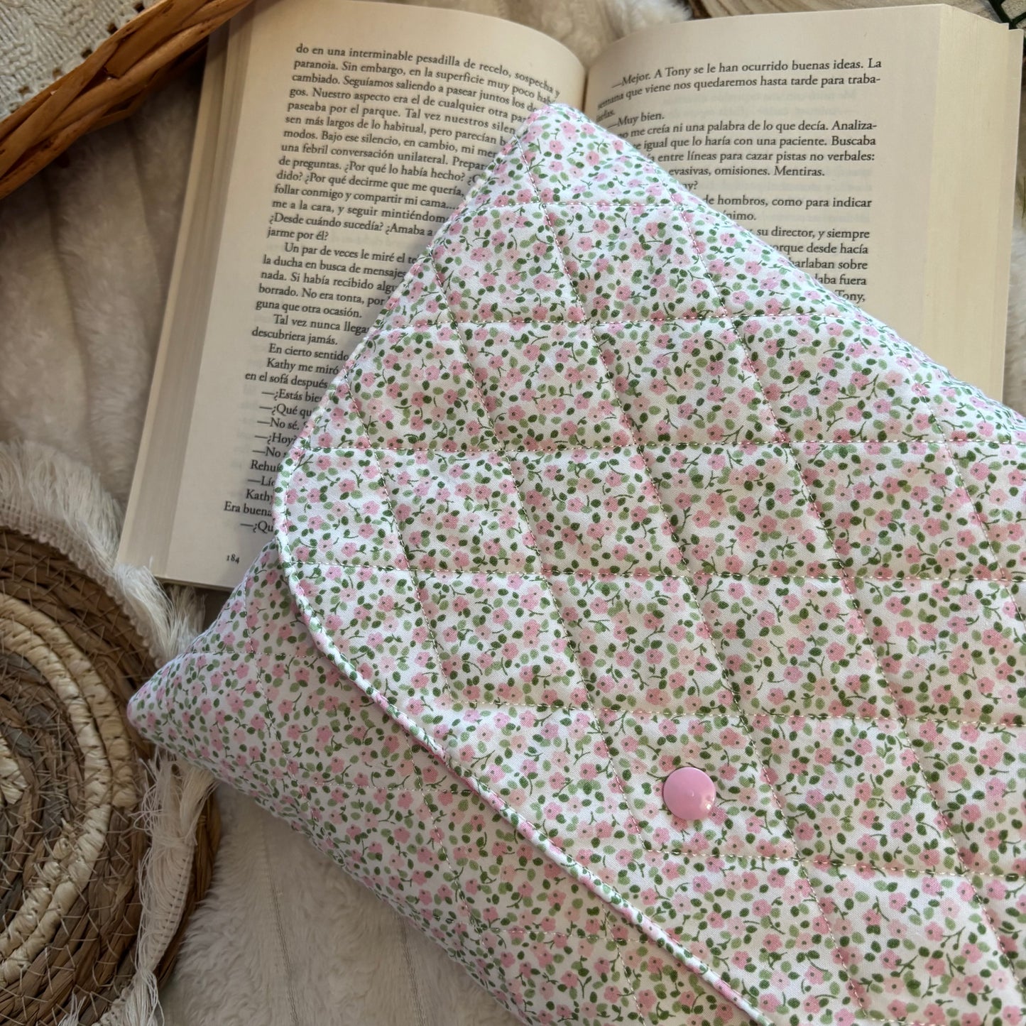 Funda literaria formato sobre Emilia