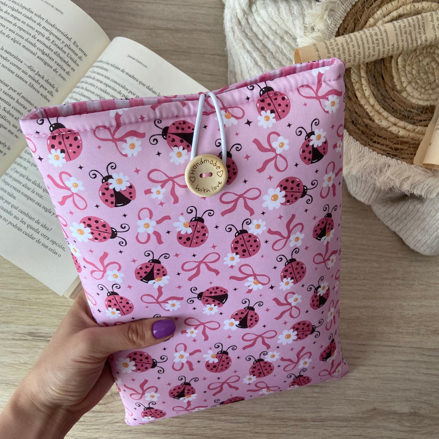 Funda literaria mariquitas en rosa