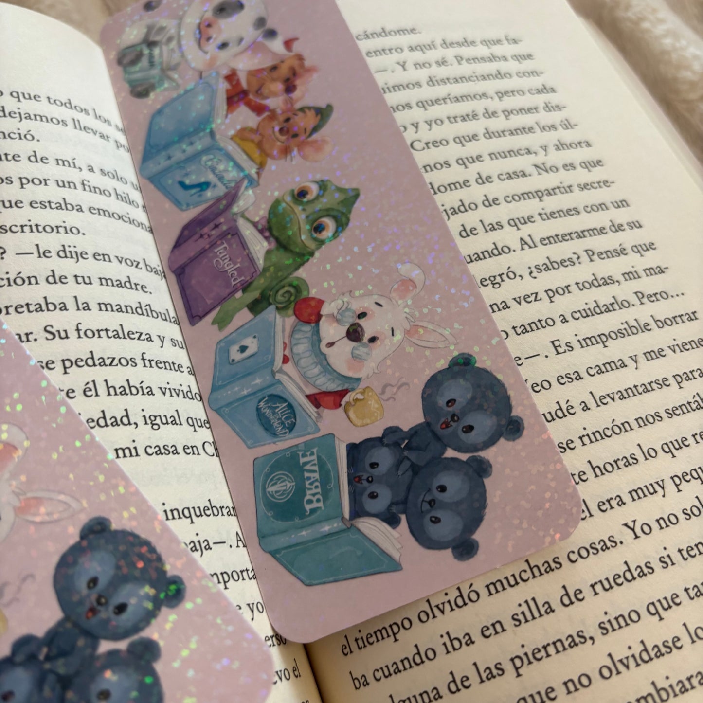 Marcapáginas mascotas Disney leyendo holográfico