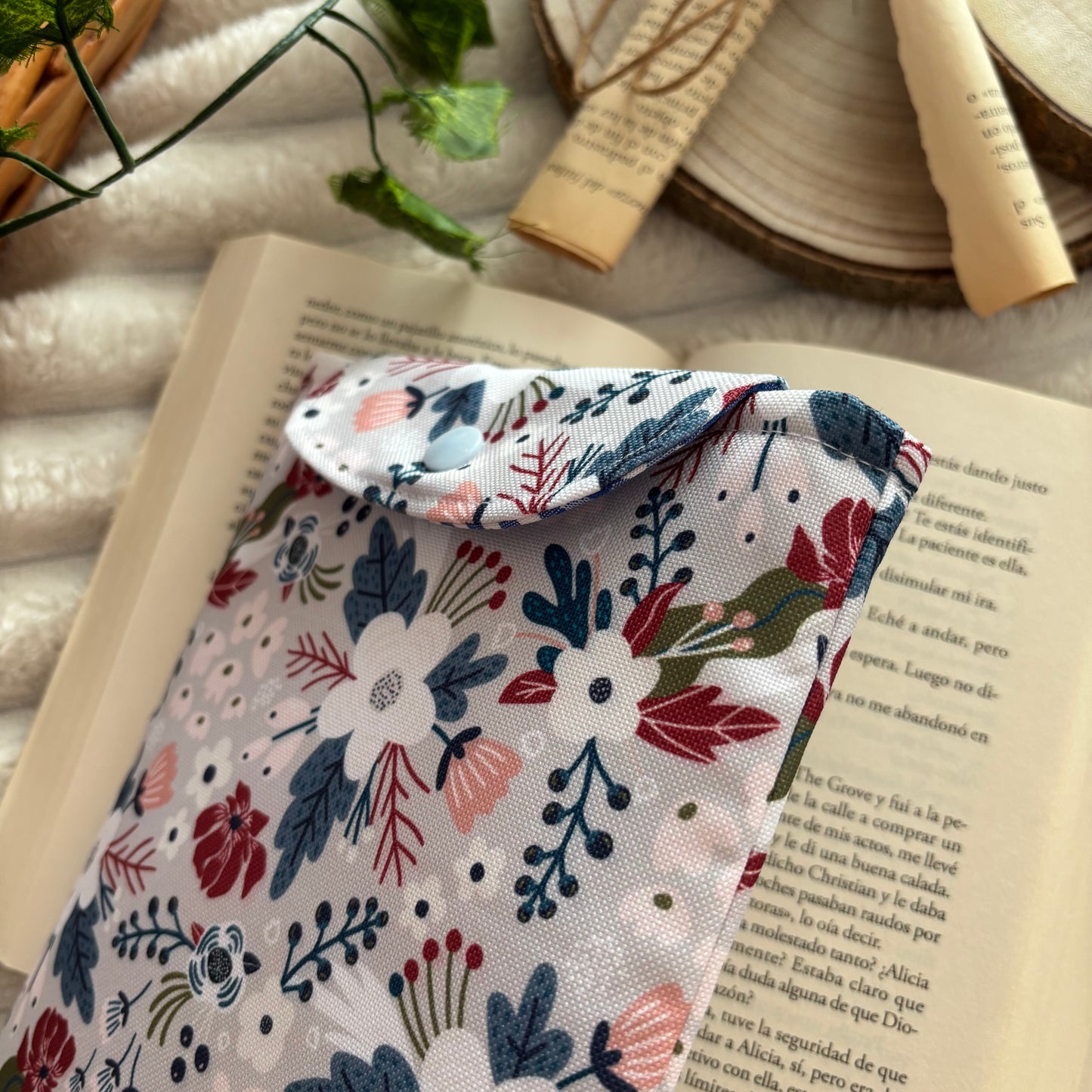 Funda para ebook flores en gris impermeable