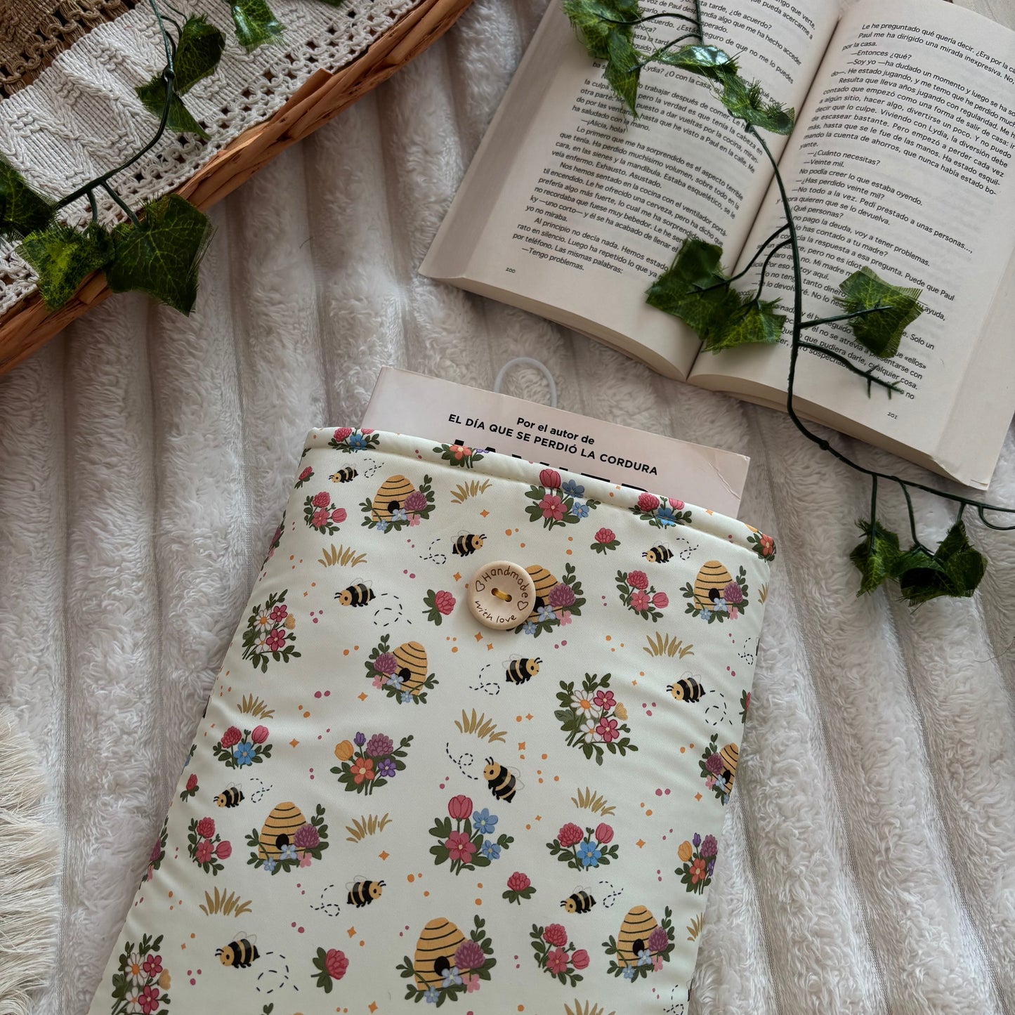 Funda literaria panel de abejas