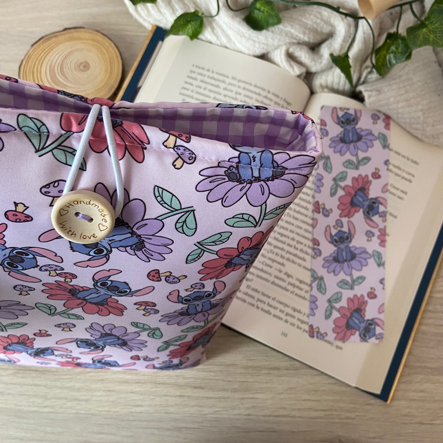 Funda literaria Stitch primaveral