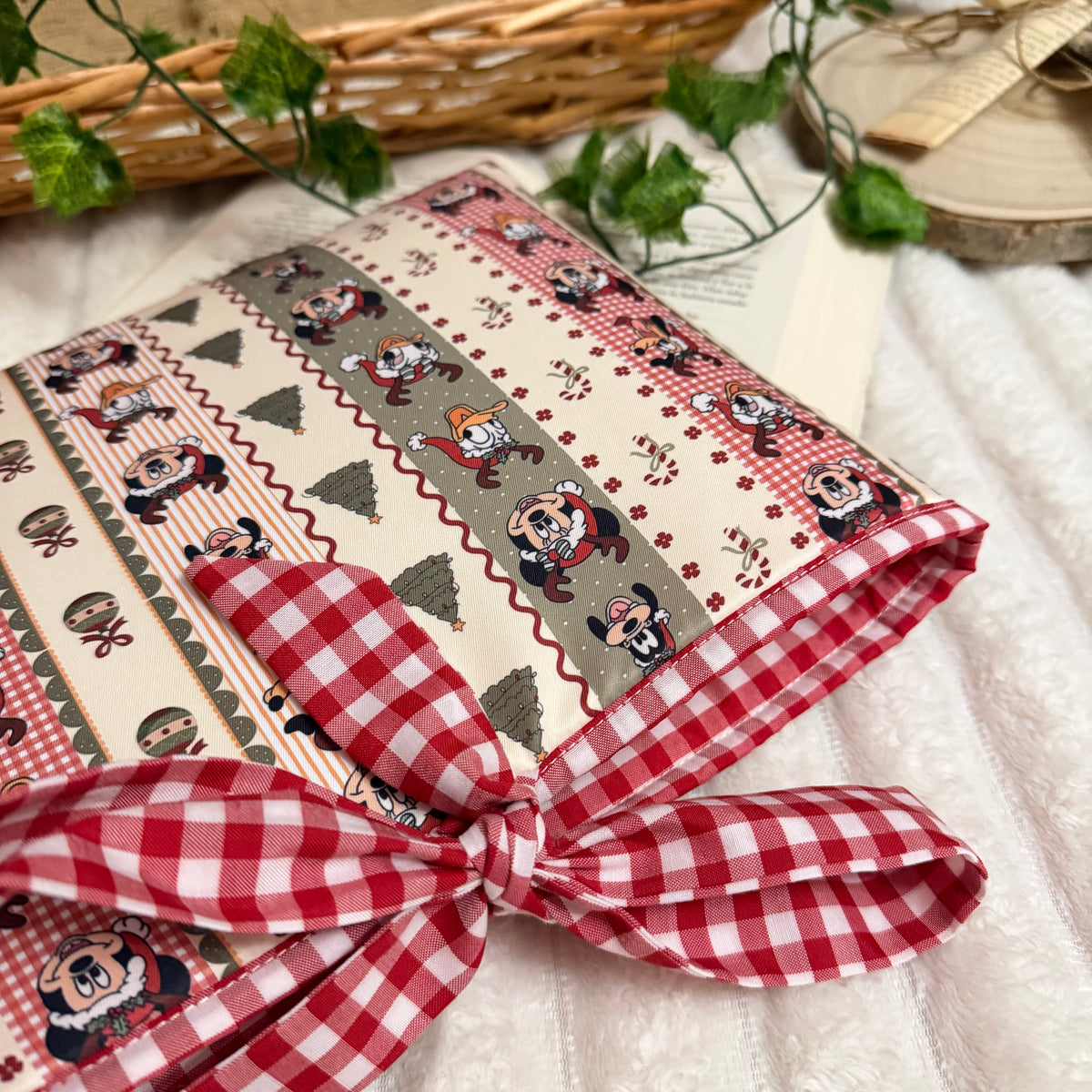 Funda literaria amigos Disney en Navidad con lazo
