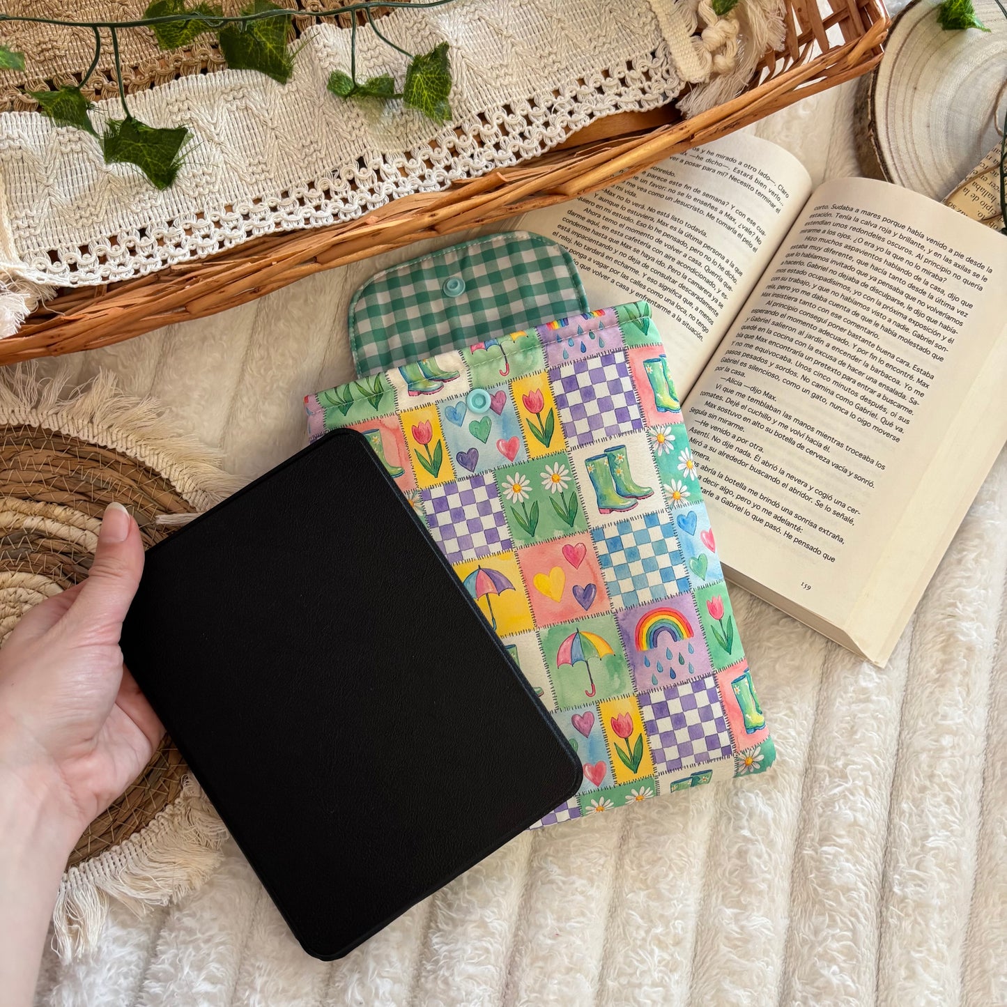 Funda kindle/kobo libra colour corazones de Abril