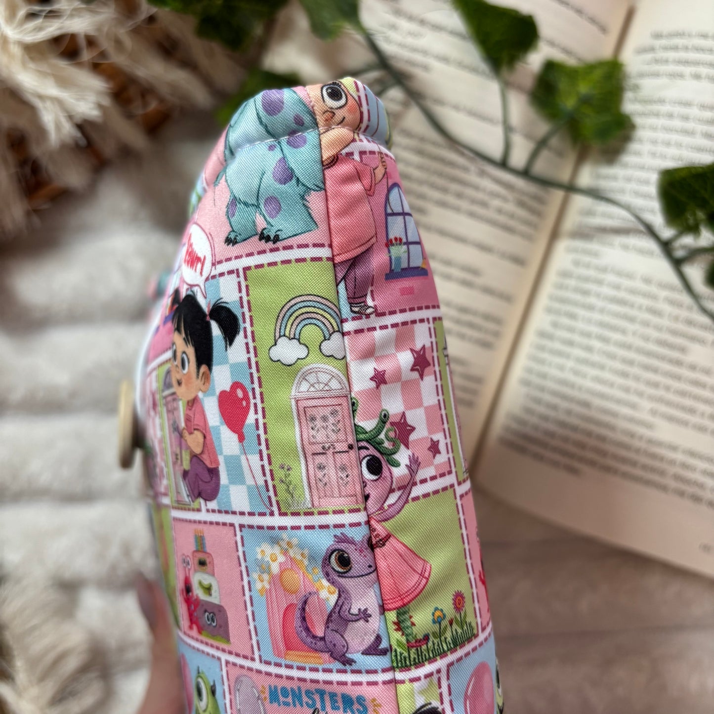 Funda literaria collage Monstruos S.A