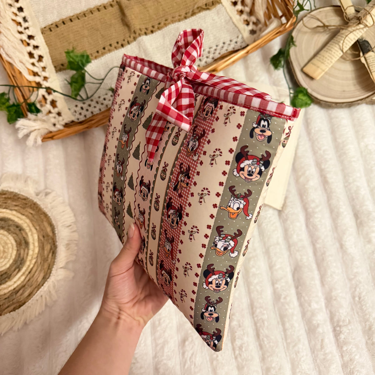 Funda literaria amigos Disney en Navidad con lazo