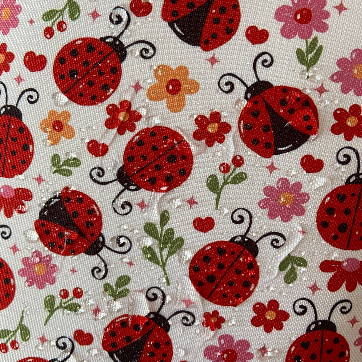 Funda literaria mariquitas en rojo impermeable