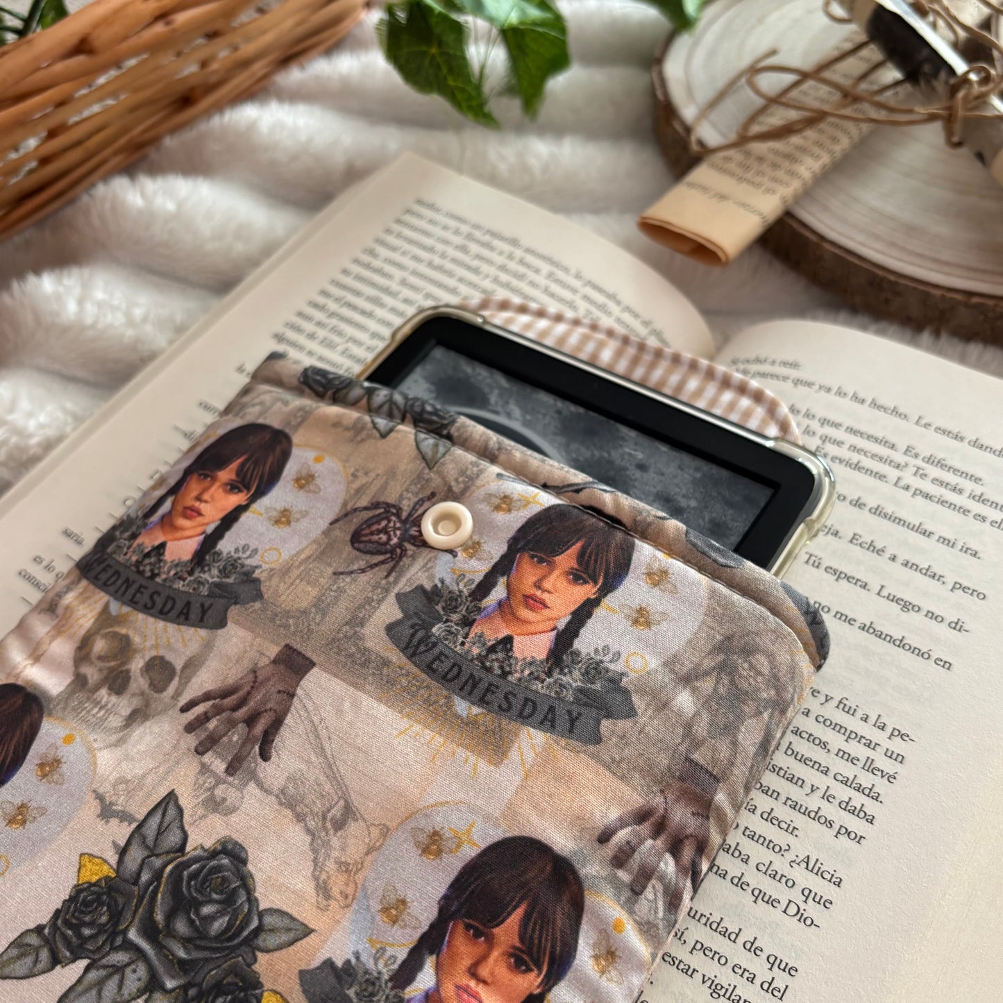 Funda para ebook Miércoles