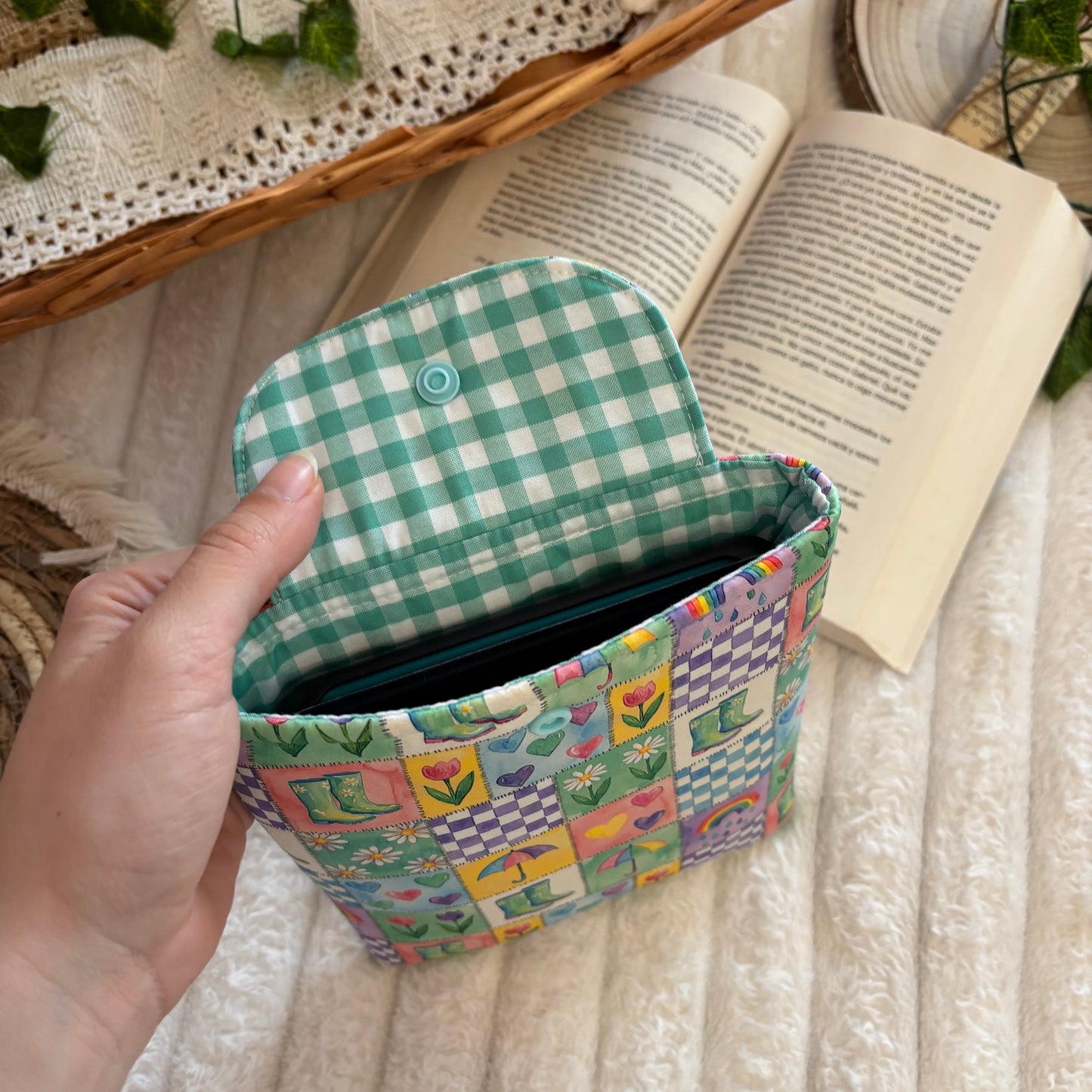 Funda kindle/kobo libra colour corazones de Abril