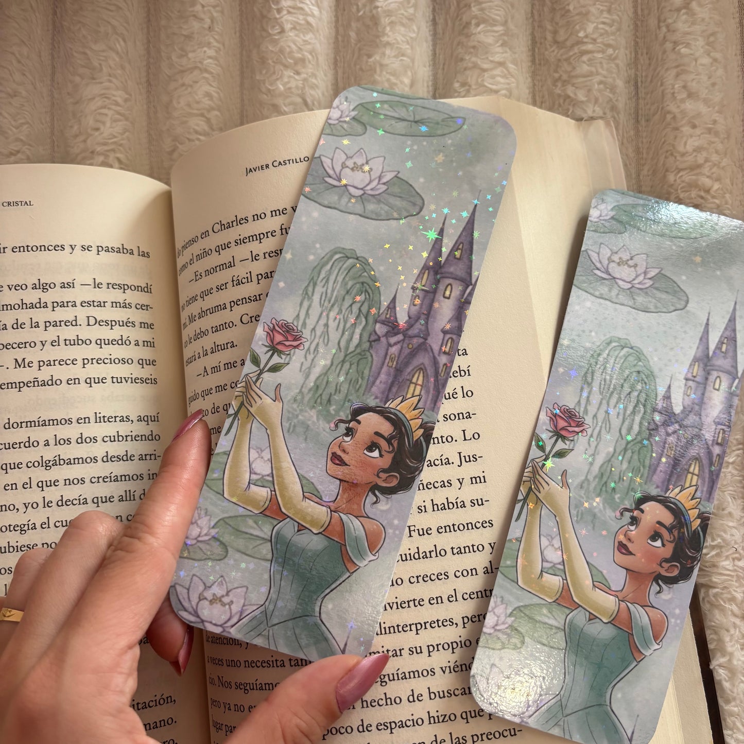 Marcapáginas Tiana con una rosa holográfico