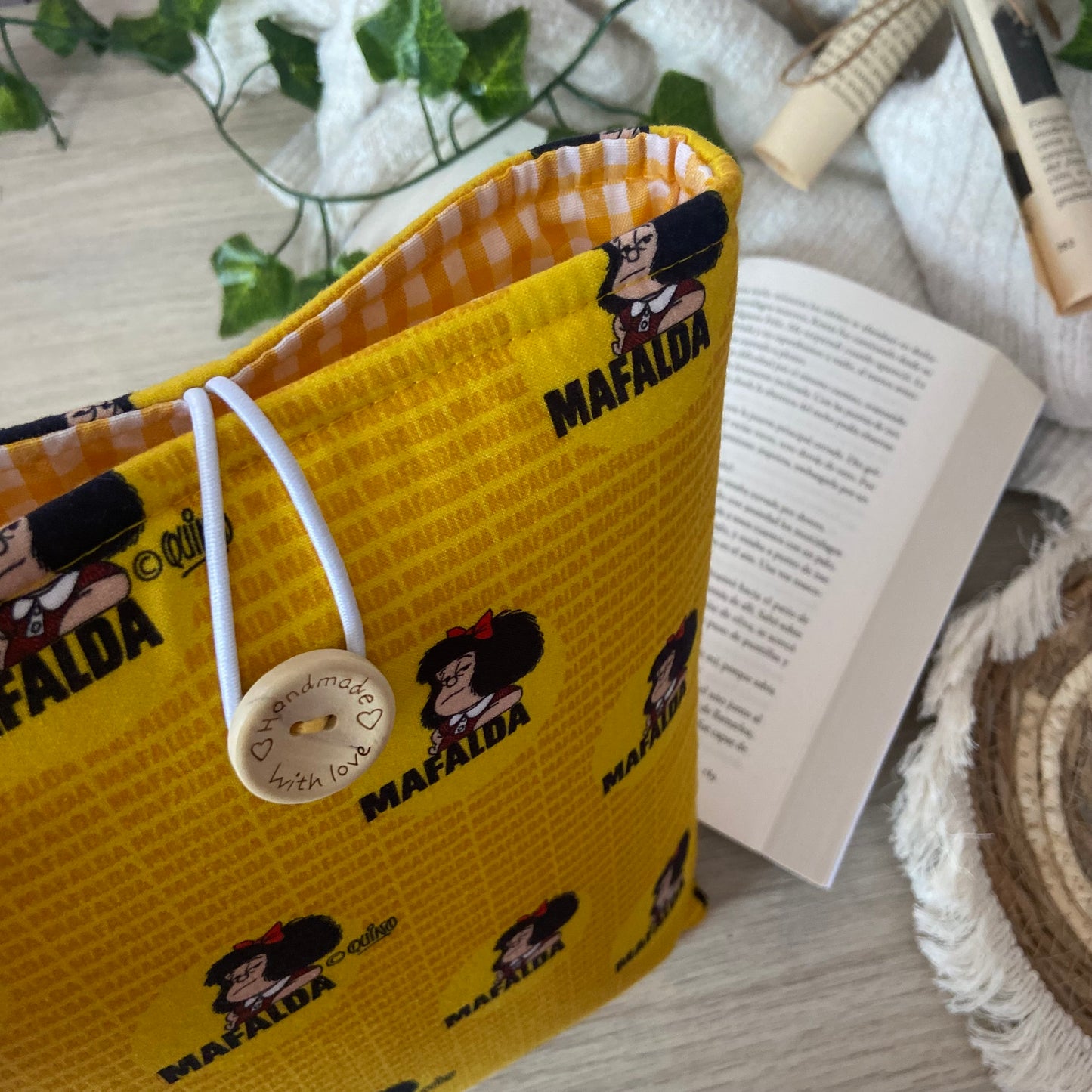 Funda literaria Mafalda en amarillo outlet