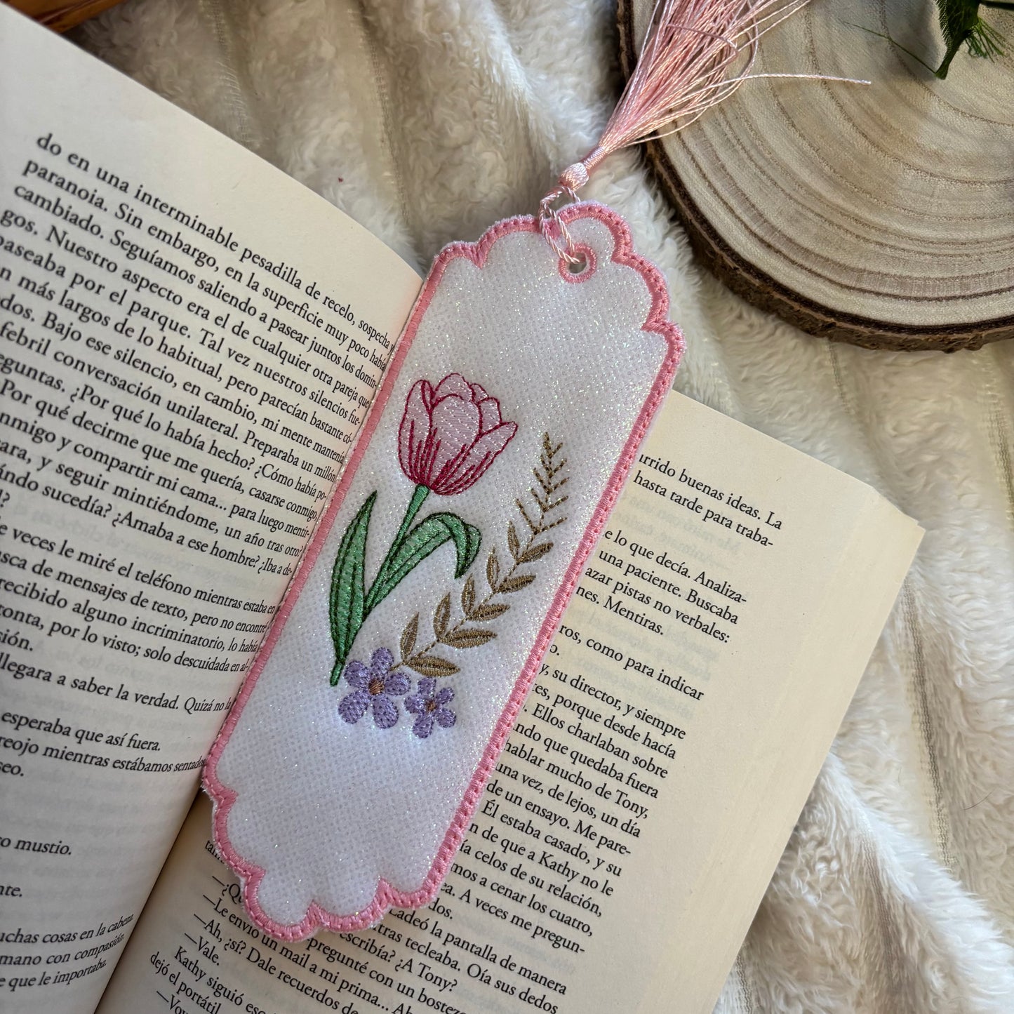 Marcapáginas bordado tulipán