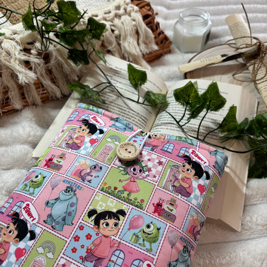 Funda literaria collage Monstruos S.A