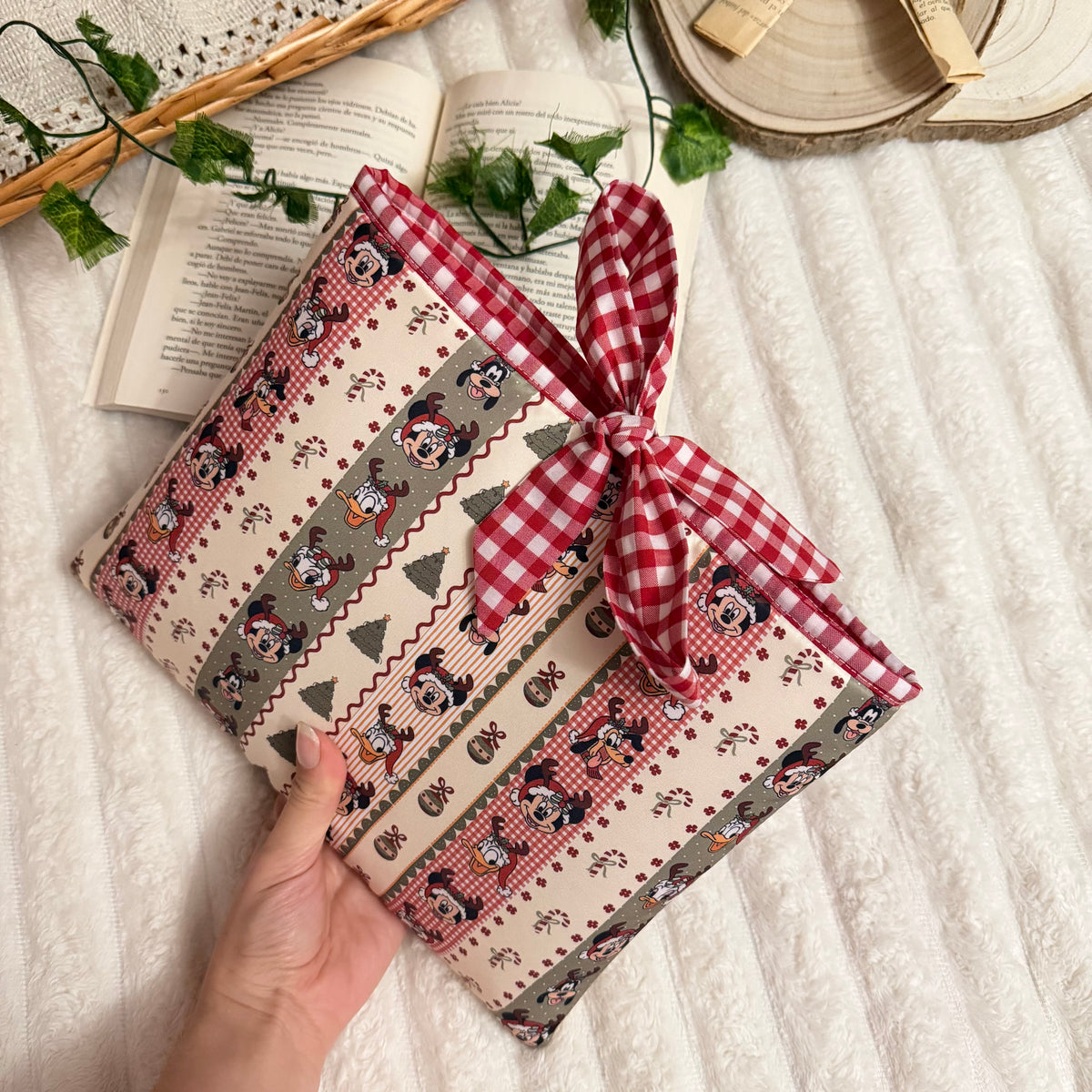 Funda literaria amigos Disney en Navidad con lazo