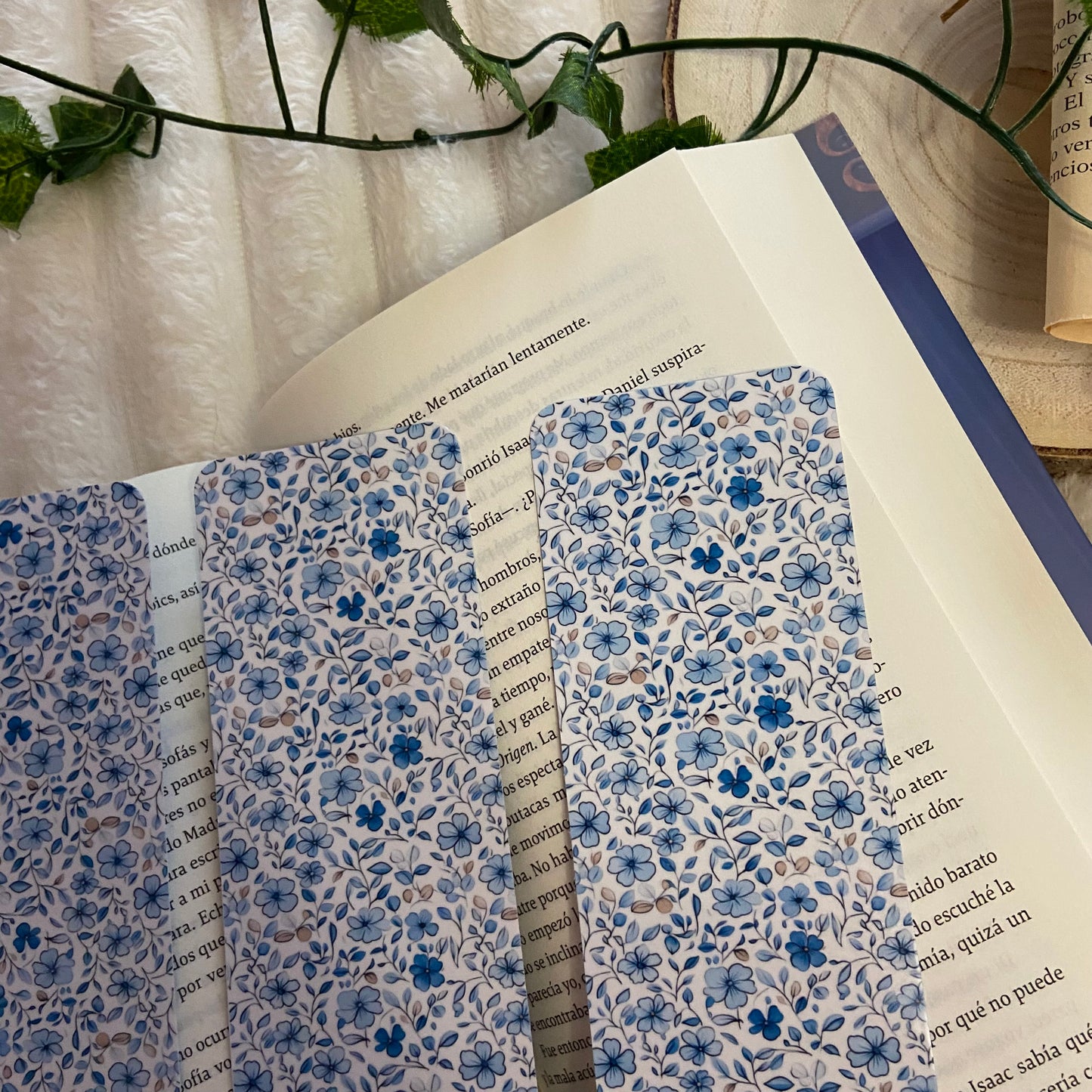 Marcapáginas flores en azul