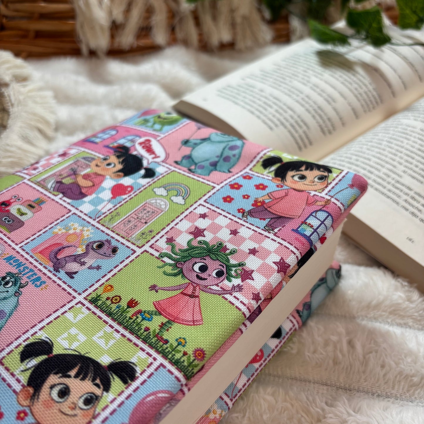 Funda ajustable collage Monstruos S.A