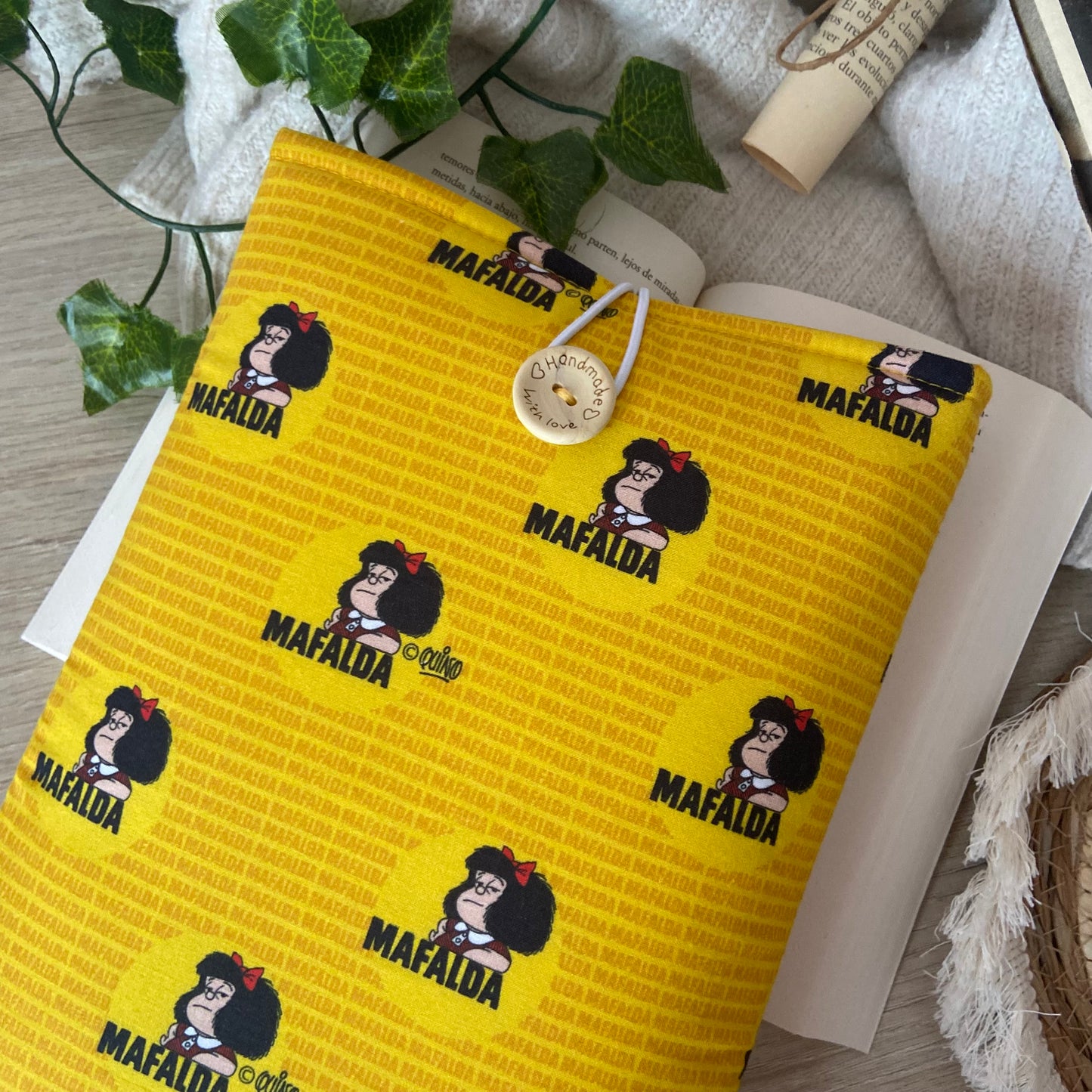 Funda literaria Mafalda en amarillo outlet