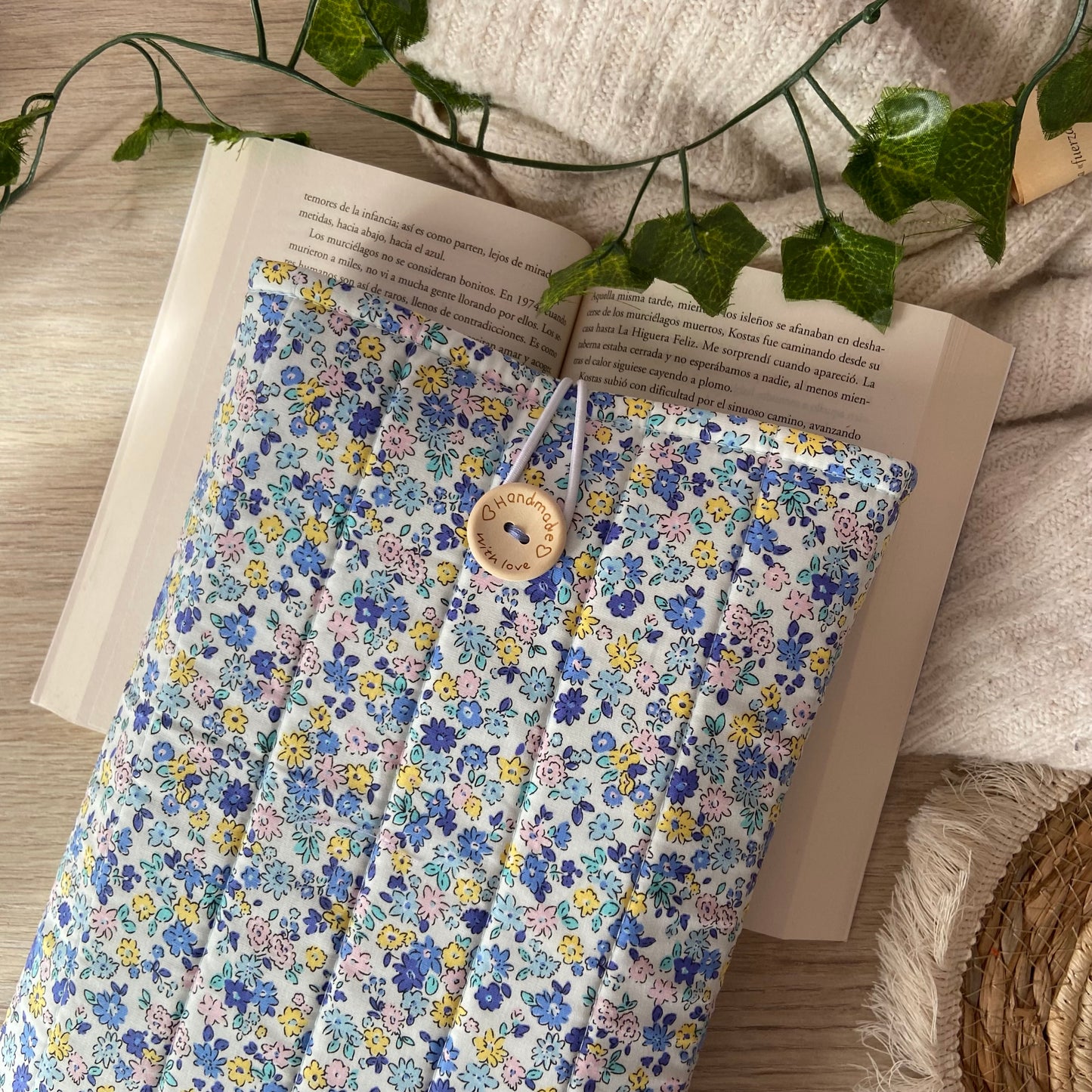 Funda literaria blue flowers