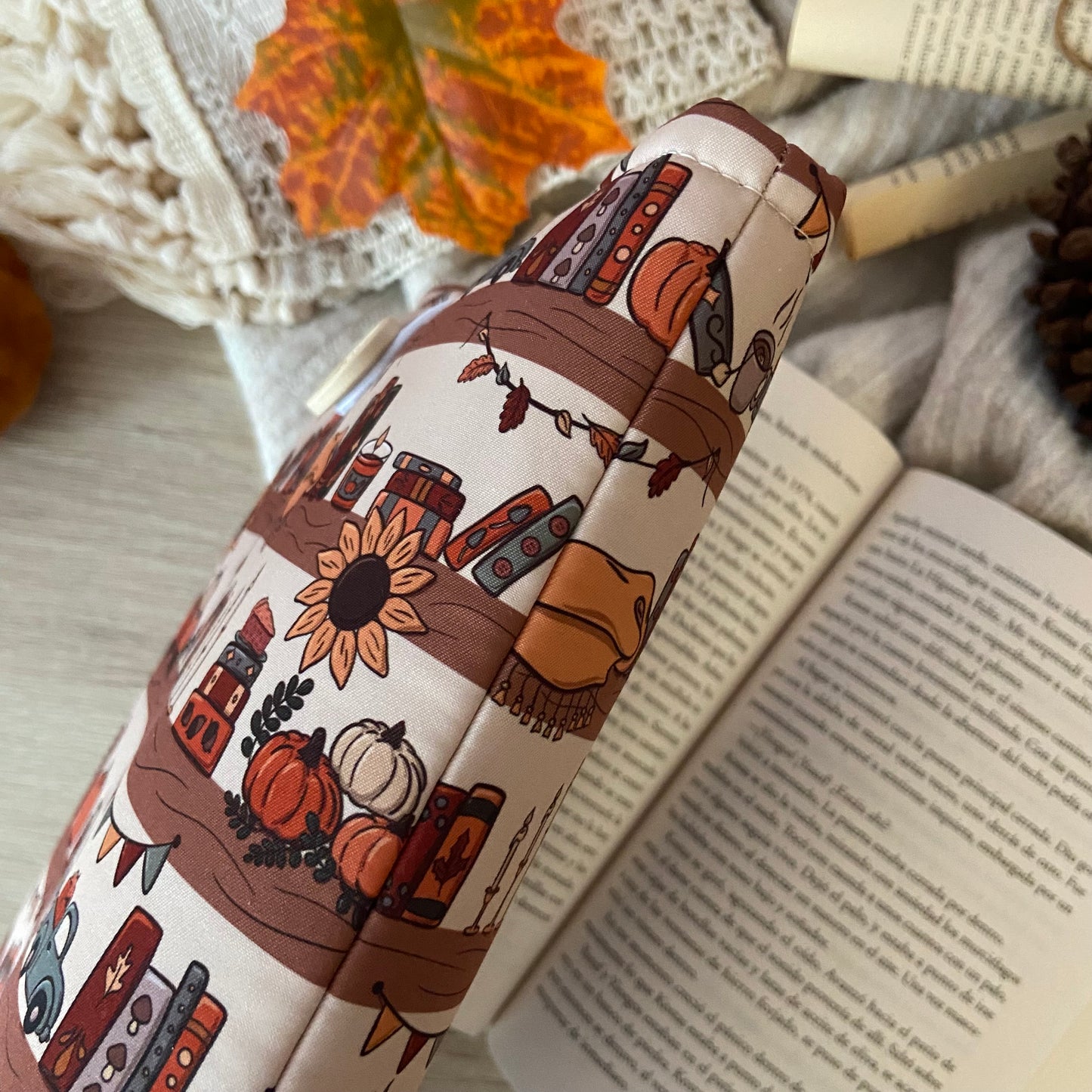 Funda literaria estantería otoñal
