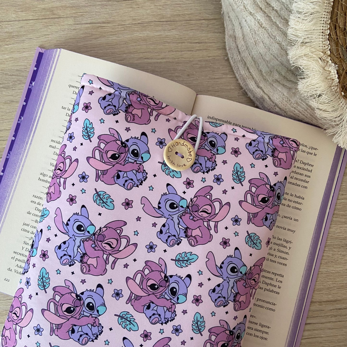 Funda literaria Stitch y Angel enamorados