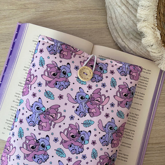 Funda literaria Stitch y Angel enamorados