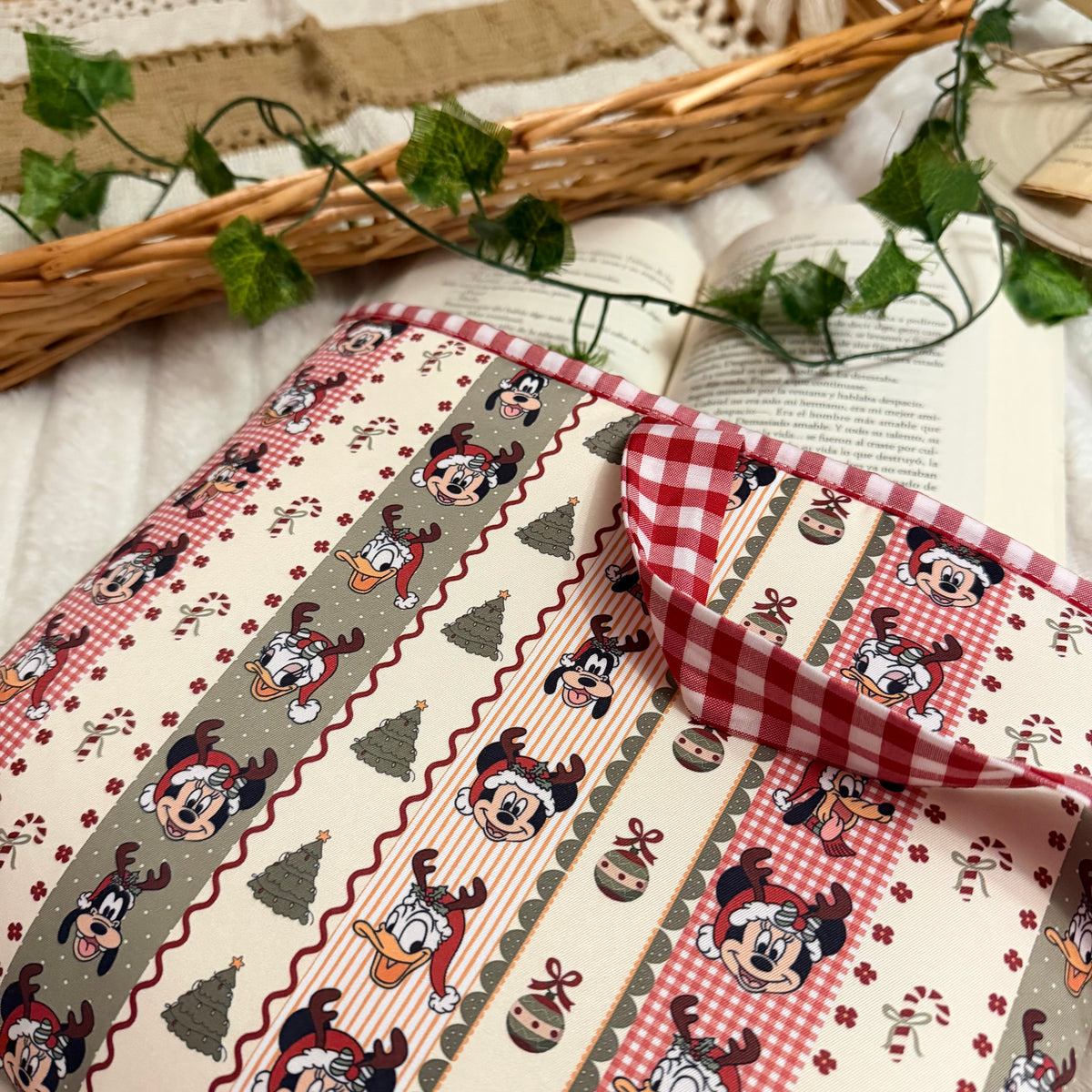 Funda literaria amigos Disney en Navidad con lazo
