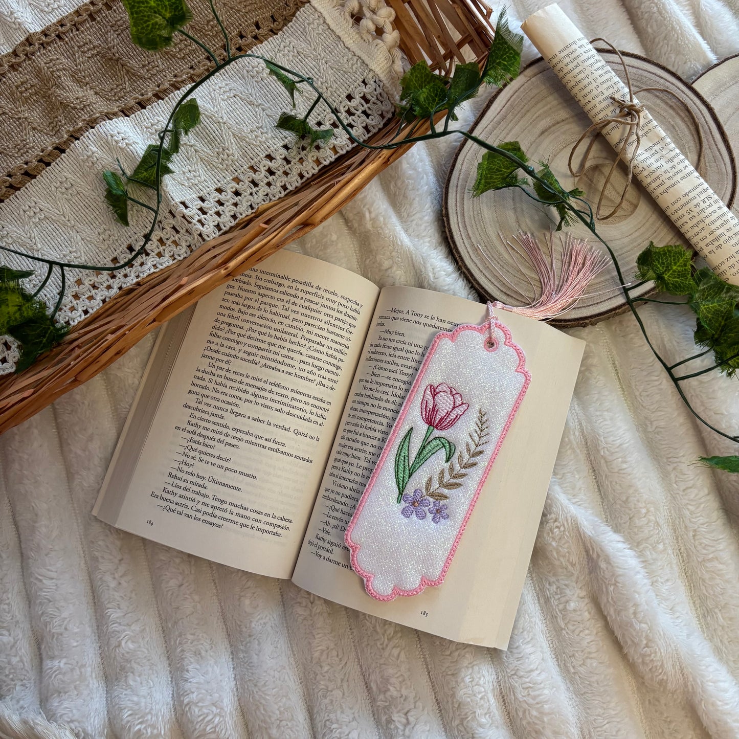 Marcapáginas bordado tulipán