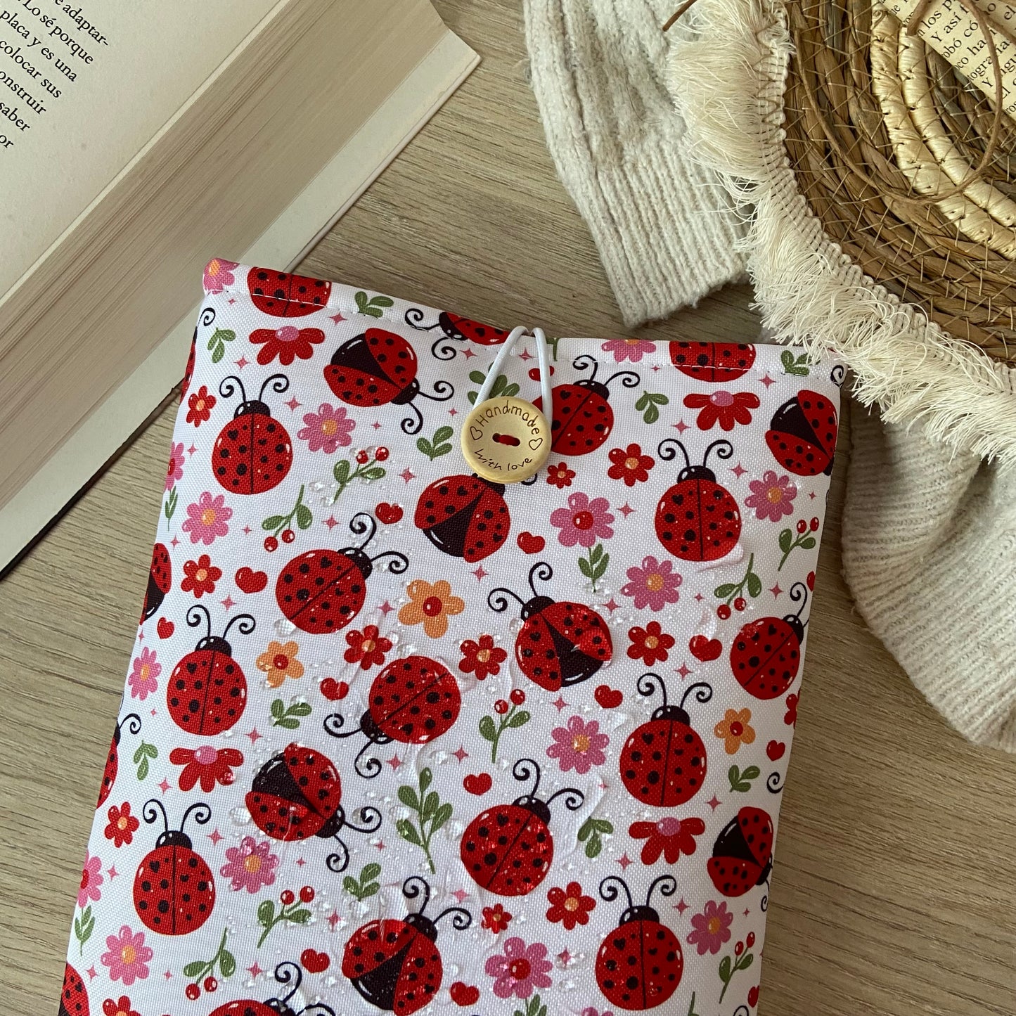Funda literaria mariquitas en rojo impermeable