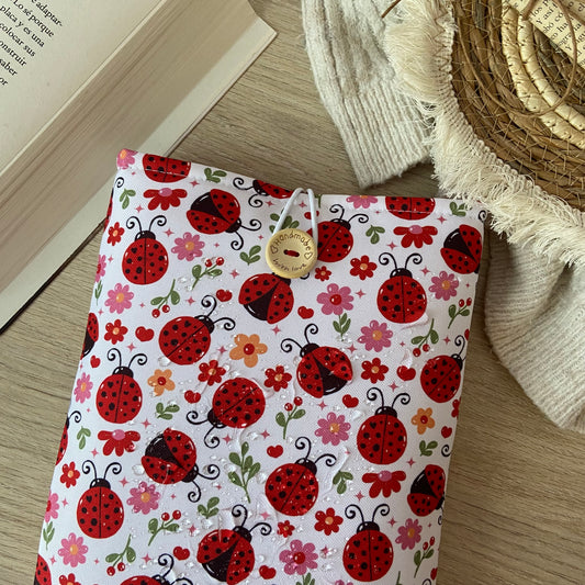 Funda literaria mariquitas en rojo impermeable
