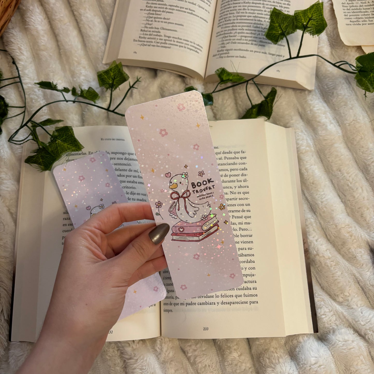 Marcapáginas Booktrovert holográfico