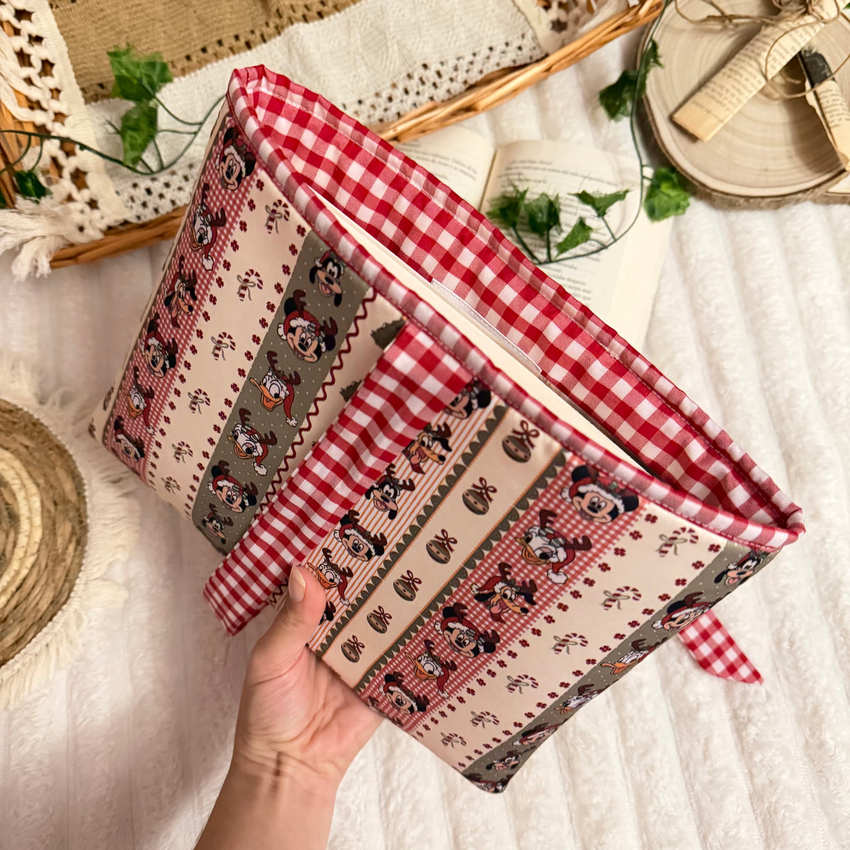 Funda literaria amigos Disney en Navidad con lazo