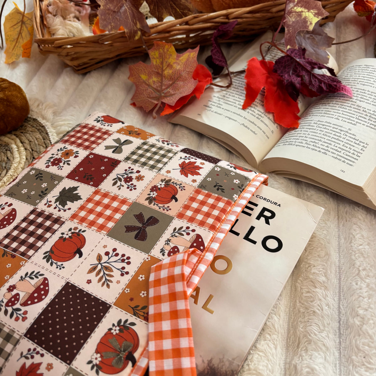 Funda literaria collage otoñal con lazo