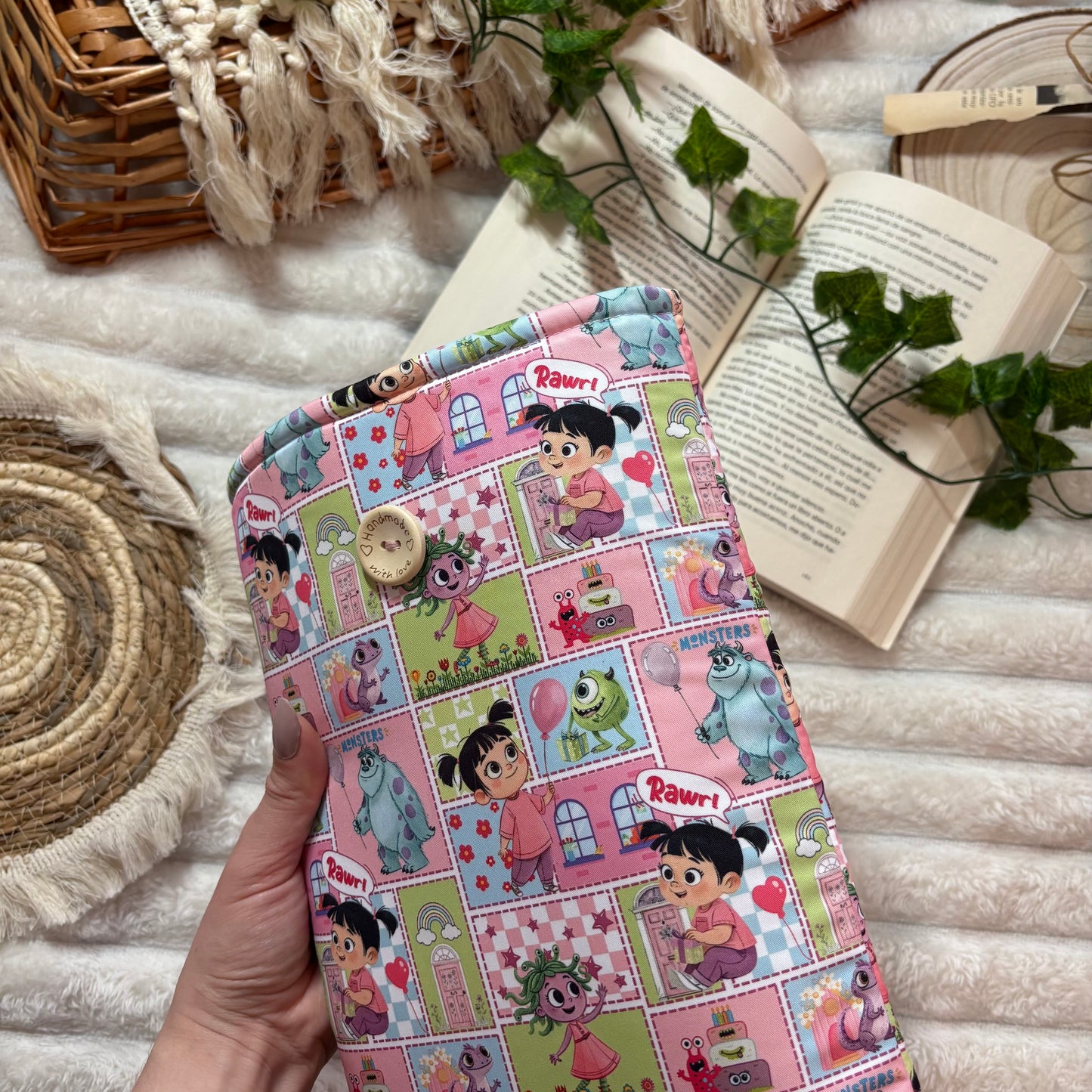 Funda literaria collage Monstruos S.A