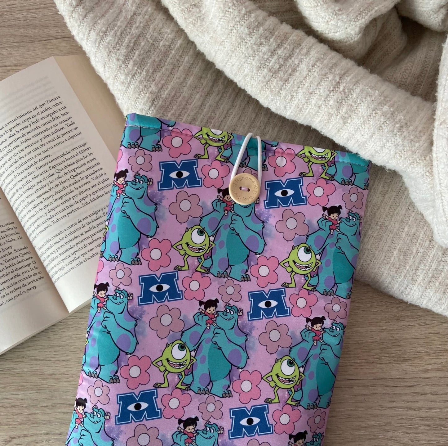 Funda literaria Monstruos S.A.