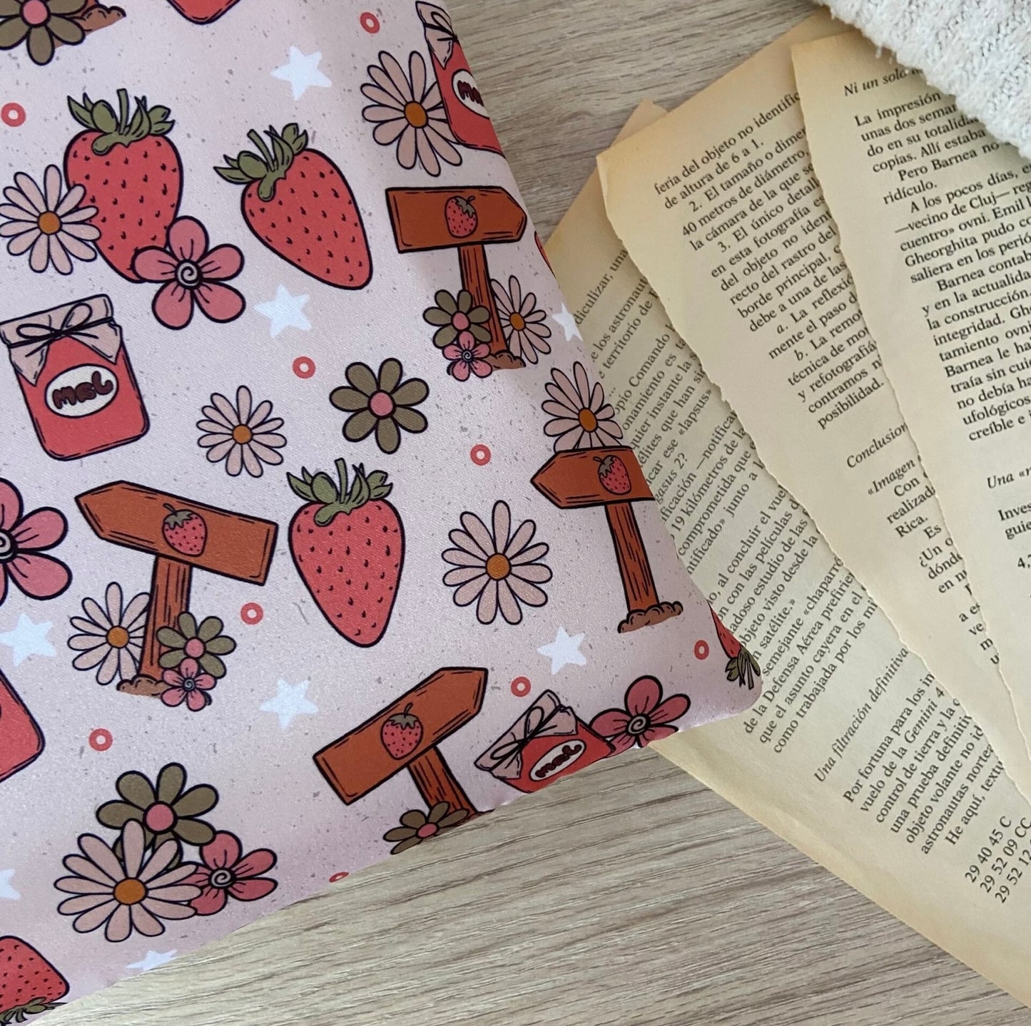 Funda literaria strawberries jam