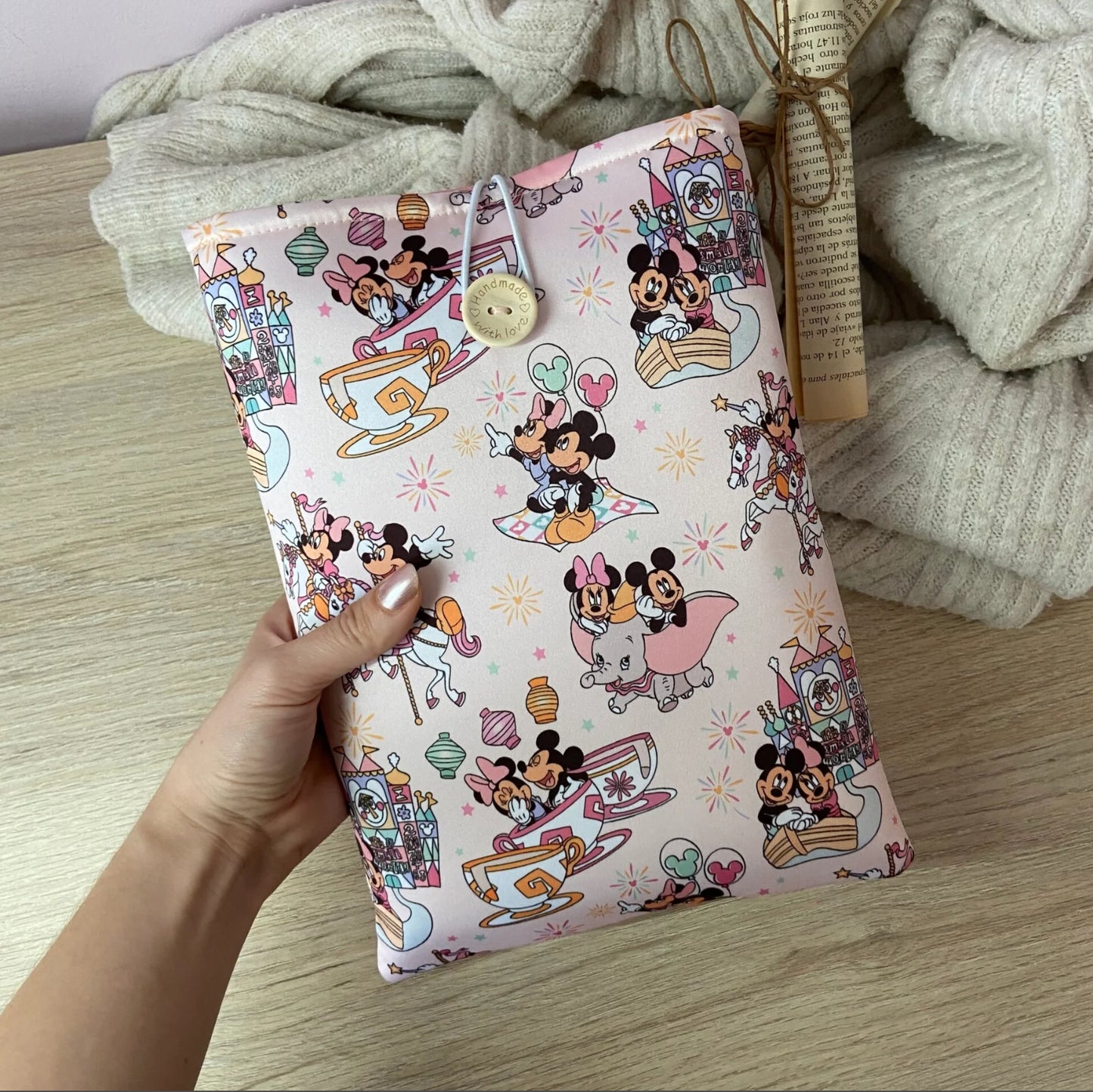 Funda literaria Minnie y Mickey en el parque de atracciones