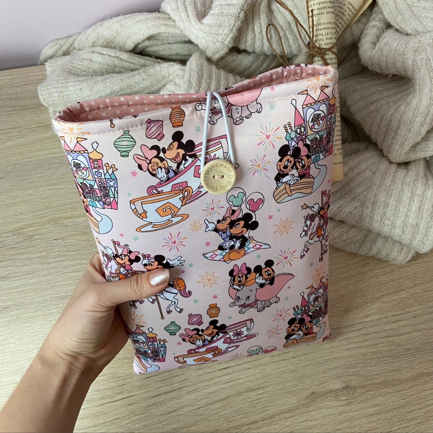Funda literaria Minnie y Mickey en el parque de atracciones