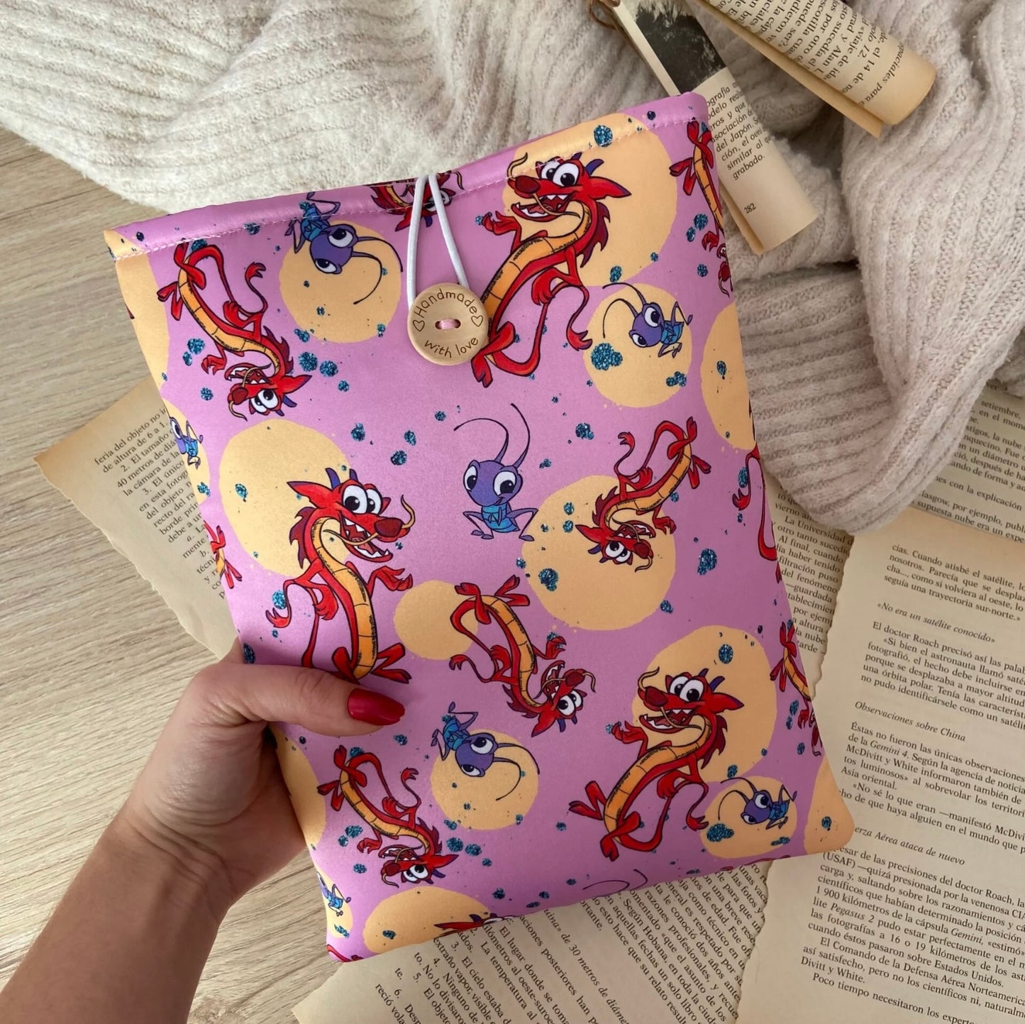 Funda literaria Mushu y Cri-kee