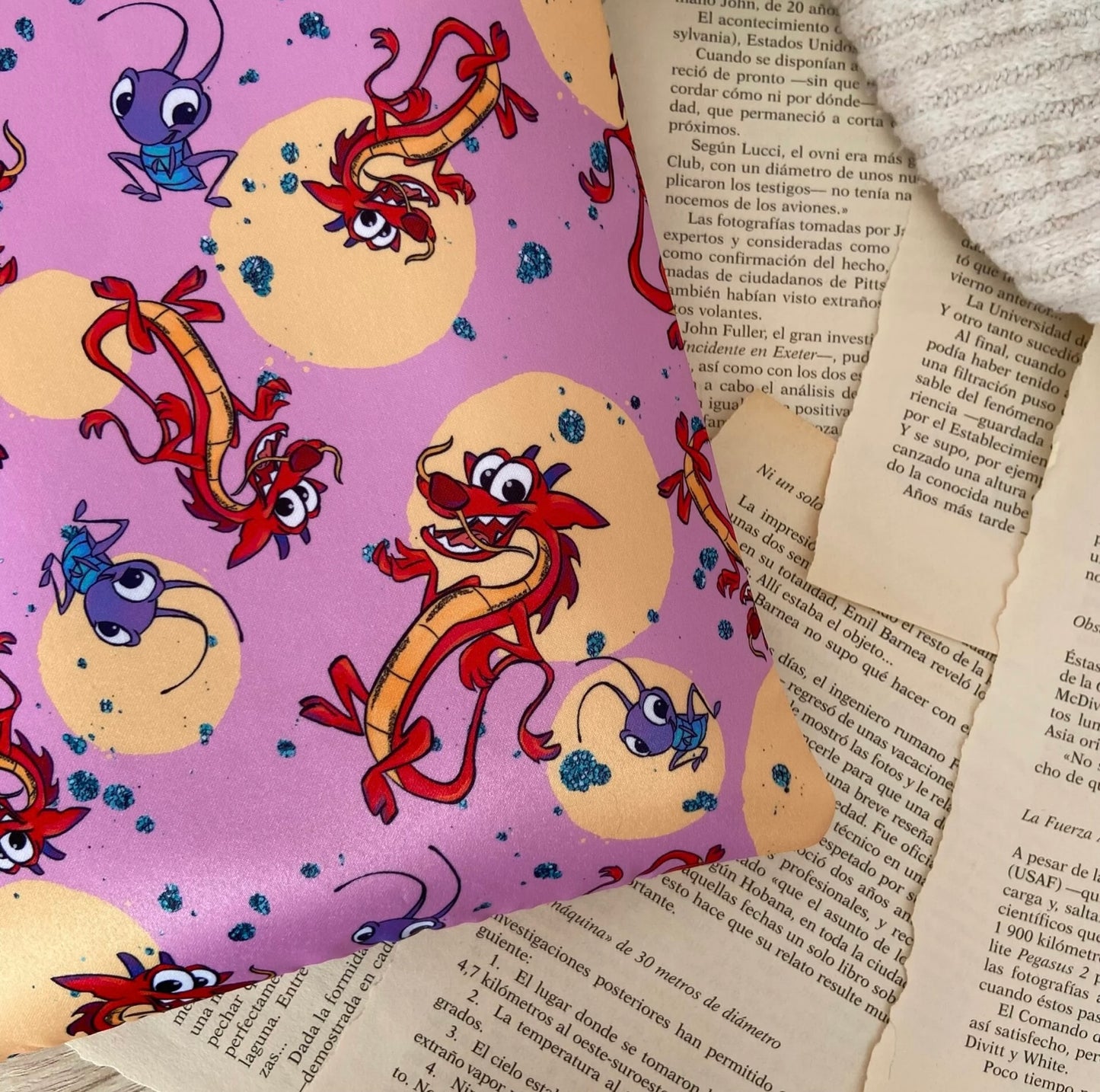 Funda literaria Mushu y Cri-kee