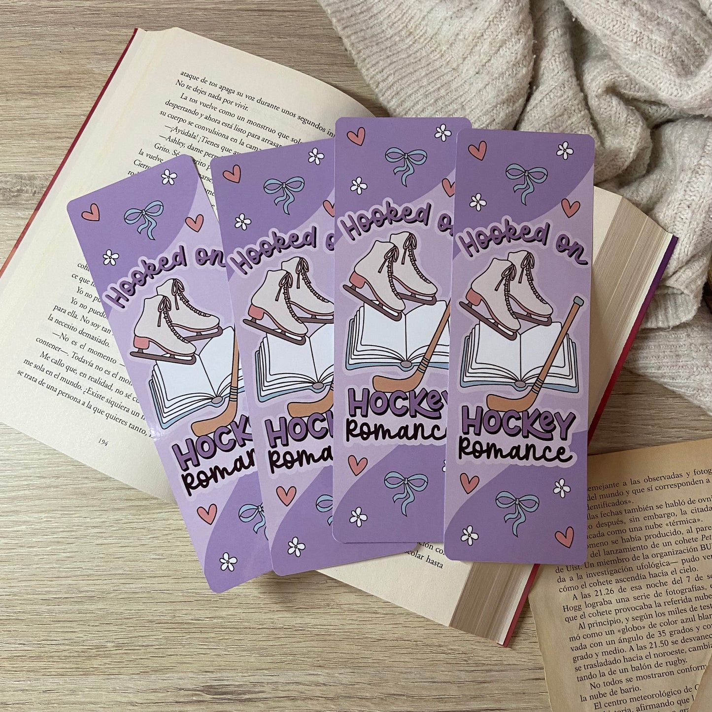 Marcapáginas Hooked on hockey romance